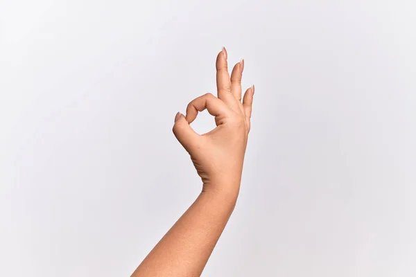 Hand Kaukasiska Unga Kvinna Gester Godkännande Uttryck Gör Okej Symbol — Stockfoto