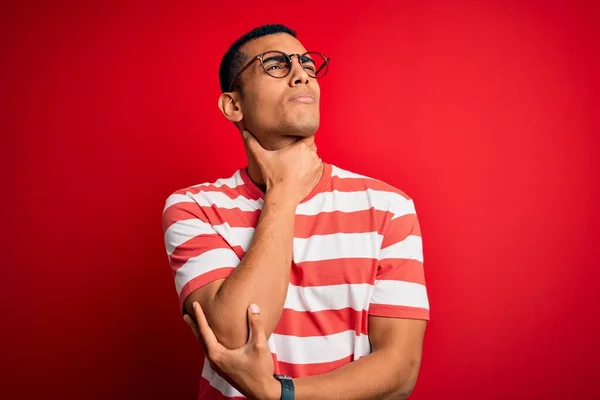 Genç Yakışıklı Afro Amerikalı Bir Adam Günlük Çizgili Tişört Gözlük — Stok fotoğraf