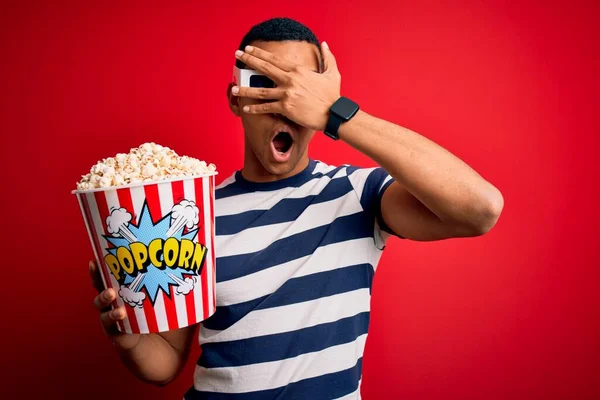 Jovem Bonito Africano Americano Assistir Filme Usando Óculos Comendo Pipocornas — Fotografia de Stock