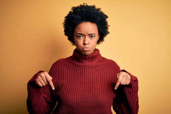 Ung Vacker Afroamerikansk Afro Kvinna Med Lockigt Hår Bär Casual — Stockfoto