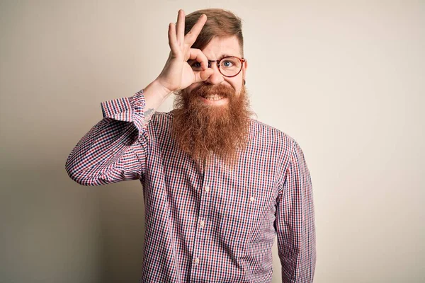 턱수염을 아일랜드빨간 사업가가 얼굴로 손가락을 미소짓는 몸짓을 있습니다 — 스톡 사진