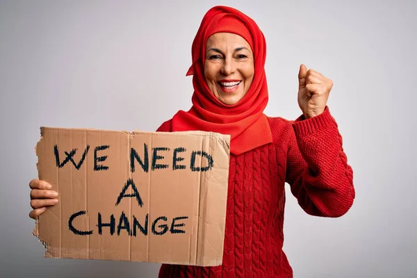 Frau Mittleren Alters Muslimischen Hijab Die Veränderung Fordert Hält Banner — Stockfoto