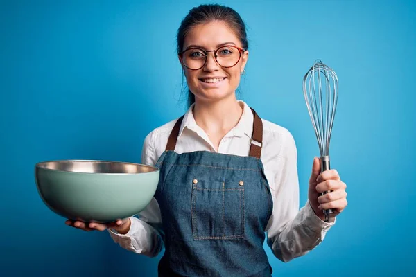 Jonge Mooie Fornuis Vrouw Met Blauwe Ogen Met Behulp Van — Stockfoto