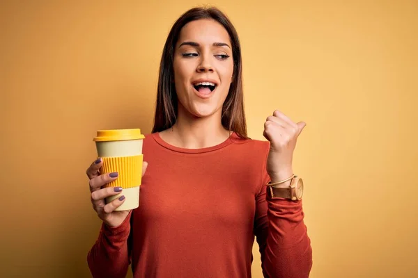 Jovem Bela Morena Mulher Beber Xícara Takeaway Café Sobre Fundo — Fotografia de Stock