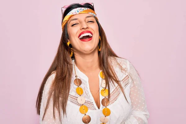 Joven Hippie Hispana Vestida Boho Moda Gafas Sol Sobre Fondo —  Fotos de Stock