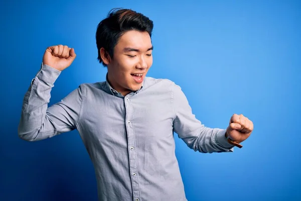 Jeune Chinois Portant Une Chemise Décontractée Debout Sur Fond Bleu — Photo