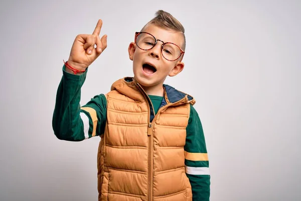 Pequeño Niño Caucásico Con Ojos Azules Que Lleva Abrigo Invierno —  Fotos de Stock