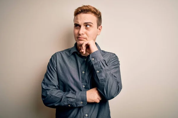 Mladý Pohledný Zrzavý Muž Neformální Košili Stojící Nad Osamělým Bílým — Stock fotografie