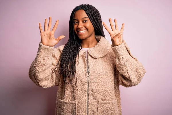 Junge Afrikanisch Amerikanische Frau Trägt Mode Wintermantel Über Rosa Isolierten — Stockfoto