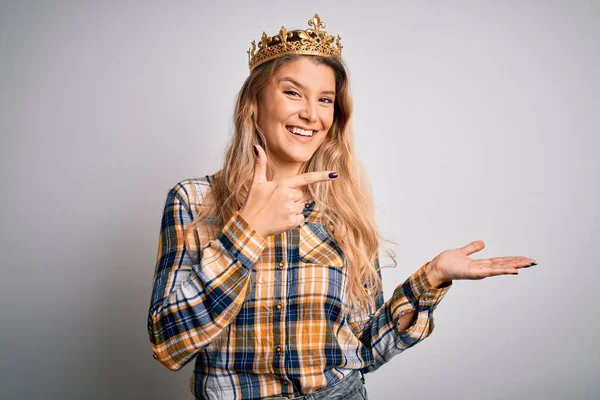 Mulher Loira Nova Bonita Vestindo Coroa Dourada Rainha Sobre Fundo — Fotografia de Stock