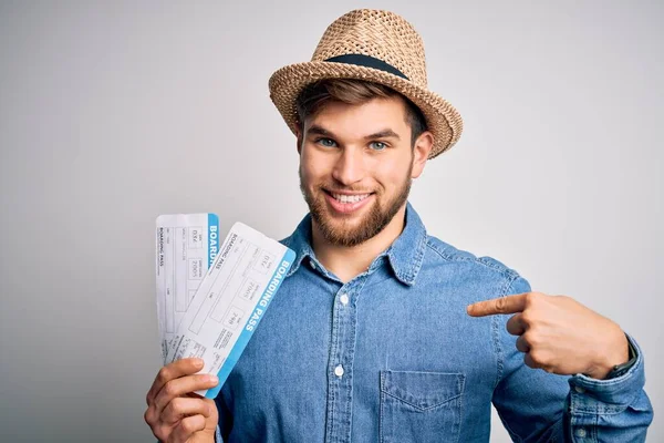 Jóvenes Turistas Rubios Con Ojos Azules Vacaciones Vestidos Sombrero Sosteniendo — Foto de Stock