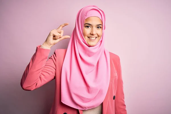 Ung Vacker Flicka Bär Muslimsk Hijab Stående Över Isolerade Rosa — Stockfoto