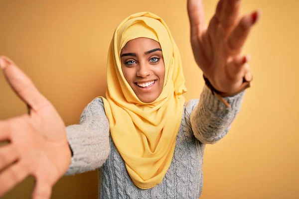 Jong Mooi Afrikaans Amerikaans Meisje Draagt Moslim Hijab Geïsoleerde Gele — Stockfoto