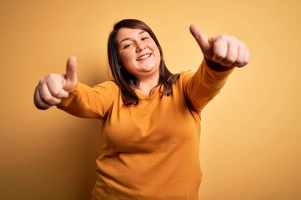 Morena Bonita Mais Mulher Tamanho Vestindo Camisola Casual Sobre Fundo — Fotografia de Stock