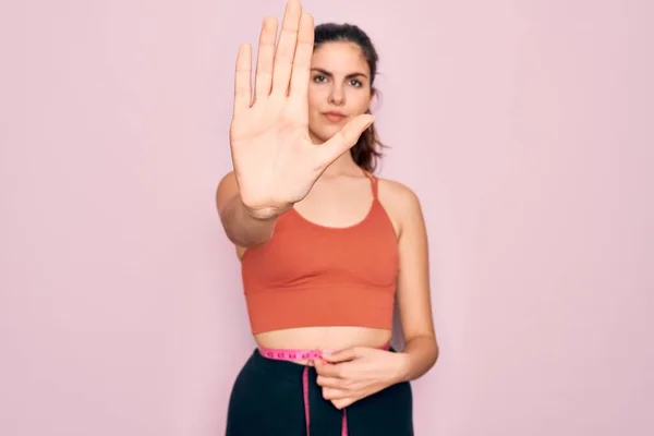 Mujer Joven Bella Con Ropa Deportiva Excersie Usando Cinta Medición — Foto de Stock