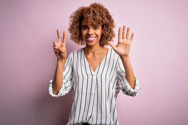 Vacker Afrikansk Amerikansk Kvinna Med Lockigt Hår Bär Randig Shirt — Stockfoto