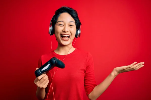 Jovem Bonita Asiático Gamer Menina Jogar Vídeo Game Usando Joystick — Fotografia de Stock