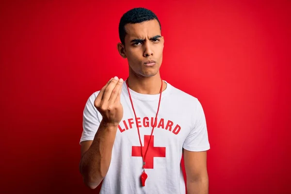 십자가가 티셔츠를 휘파람을 손가락으로 이탈리아 동작을 잘생긴 아프리카 미국인 — 스톡 사진