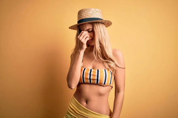 Jonge Mooie Blonde Vrouw Vakantie Dragen Bikini Hoed Gele Achtergrond — Stockfoto