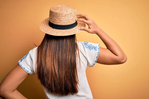 Mladý Krásný Asijské Dívka Sobě Ležérní Shirt Klobouk Stojící Nad — Stock fotografie