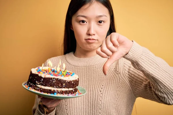 Mujer Asiática Joven Sosteniendo Pastel Cumpleaños Con Velas Ardiendo Sobre — Foto de Stock