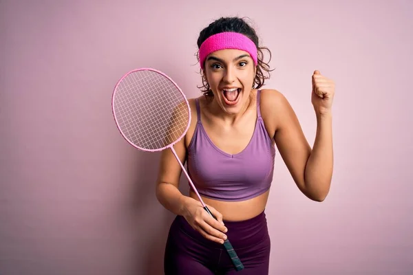 Mooie Sportvrouw Met Krullend Haar Dragen Sportkleding Badminton Uning Racket — Stockfoto