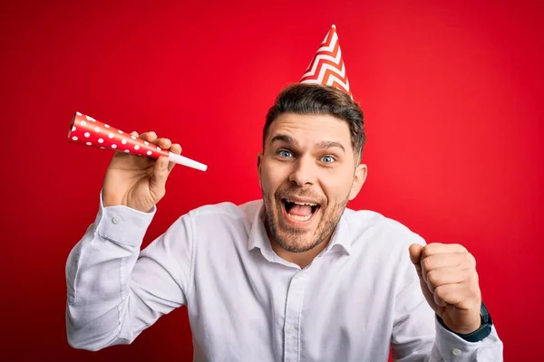 Jongeman Met Blauwe Ogen Met Een Verjaardagspet Feestelijke Trompet Die — Stockfoto