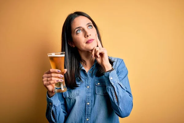 Jovem Com Olhos Azuis Bebendo Copo Cerveja Sobre Fundo Amarelo — Fotografia de Stock