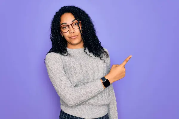 Jovencita Africaica Americana Usando Sudaderas Gafas Casuales Sobre Fondo Púrpura — Foto de Stock