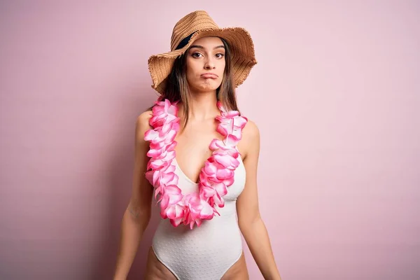 Young Beautiful Brunette Woman Vacation Wearing Swimsuit Hawaiian Flowers Lei — Stock Photo, Image