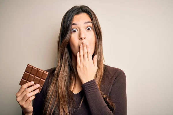 Una Guapa Jovencita Guardando Dulce Barra Chocolate Sobre Fondo Blanco —  Fotos de Stock