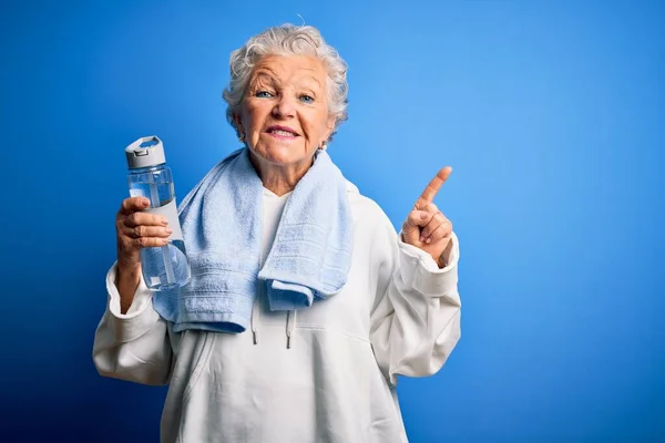 Senior Vacker Sportig Kvinna Håller Flaska Vatten Stående Över Isolerad — Stockfoto