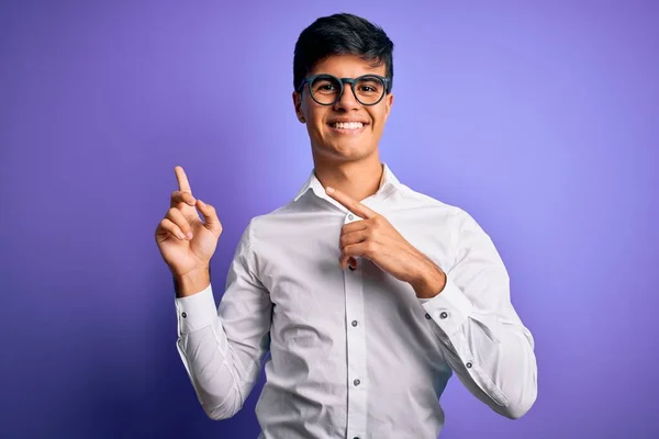 Joven Hombre Negocios Que Lleva Camisa Gafas Sobre Fondo Púrpura — Foto de Stock