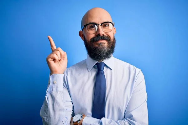 Schöner Geschäftsmann Mit Bart Eleganter Krawatte Und Brille Vor Blauem — Stockfoto