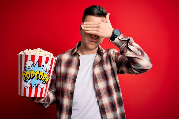 Joven Caucasiano Guapo Con Gafas Película Comer Maíz Que Cubre — Foto de Stock