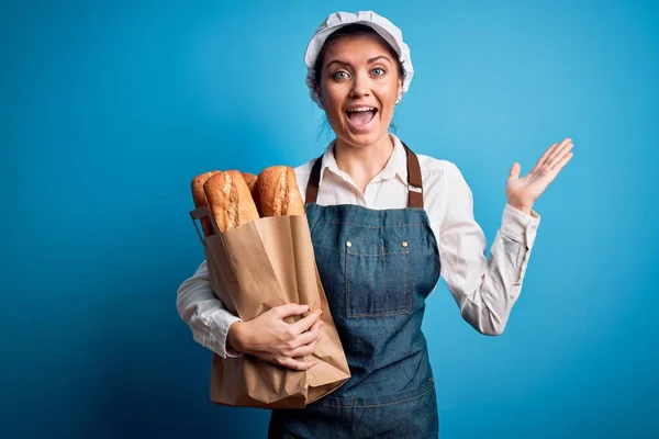 Junge Schöne Bäckerin Mit Blauen Augen Hält Papiertüte Mit Brot — Stockfoto