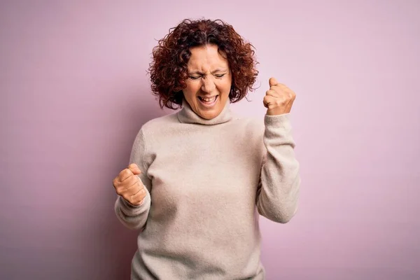 Middelbare Leeftijd Mooie Krullend Haar Vrouw Dragen Casual Coltrui Roze — Stockfoto