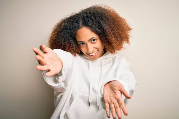 Mladá Africká Americká Sportovkyně Afro Vlasy Sobě Sportovní Mikinu Dívá — Stock fotografie