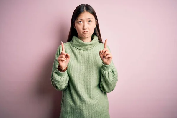 Ung Vacker Asiatisk Kvinna Bär Grön Vinter Tröja Över Rosa — Stockfoto