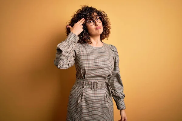 Hermosa Mujer Negocios Árabe Vestida Vestidos Gafas Fondo Amarillo Que — Foto de Stock