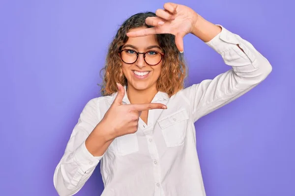 Mulher Bonita Nova Com Olhos Azuis Vestindo Camisa Casual Óculos — Fotografia de Stock