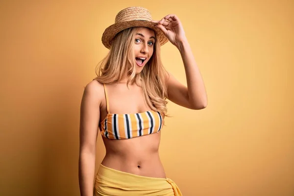 Junge Schöne Blonde Frau Urlaub Mit Bikini Und Hut Über — Stockfoto
