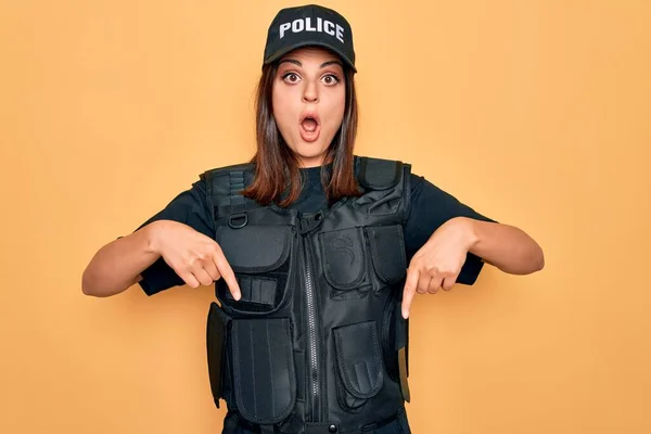 Jovem Bela Morena Policewoman Vestindo Polícia Uniforme Prova Bala Tampa — Fotografia de Stock