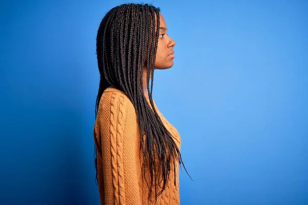 Jonge Afrikaanse Amerikaanse Vrouw Draagt Casual Gele Trui Staan Blauw — Stockfoto