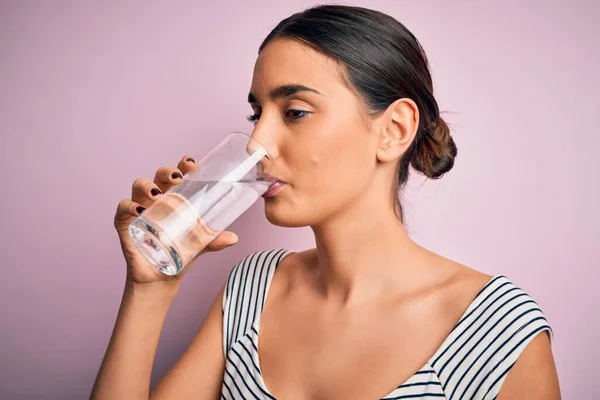 Ung Vacker Brunett Kvinna Dricka Glas Friskt Vatten Till Förfriskning — Stockfoto