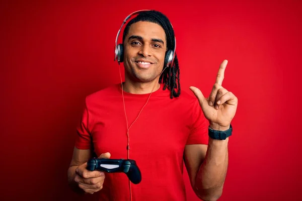 Afrikanischer Mann Mit Dreadlocks Spielt Videospiel Mit Steuerknüppel Und Kopfhörer — Stockfoto