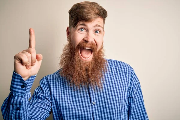 Guapo Irlandés Pelirrojo Hombre Negocios Con Barba Pie Sobre Fondo —  Fotos de Stock