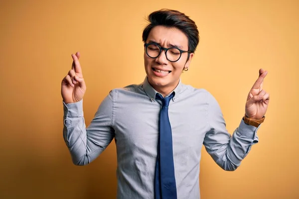 Young Handsome Chinese Businessman Wearing Glasses Tie Yellow Background Gesturing — Stock Photo, Image