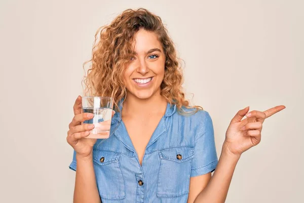 Joven Rubia Hermosa Con Ojos Azules Bebiendo Vidrio Agua Sobre — Foto de Stock