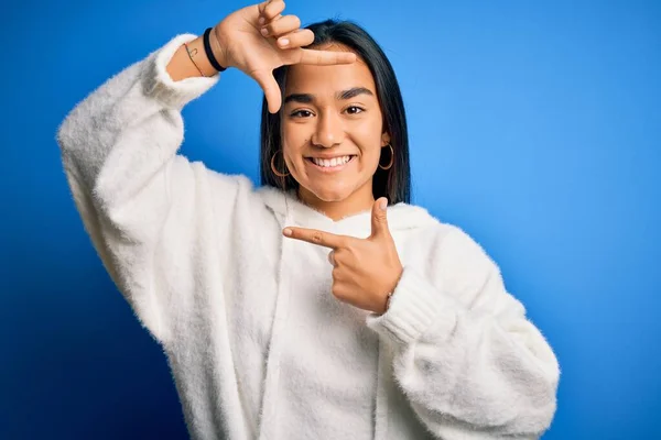 Young Beautiful Asian Sportswoman Wearing Sweatshirt Standing Isolated Blue Background — Stock Photo, Image